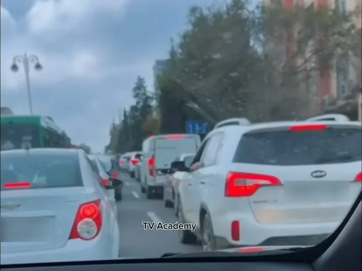 Bakı küçəsində şəhər trafiki, tədris avtomobilindən görünüş